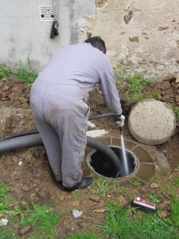 A high pressure squirt of fresh water to rinse the tank